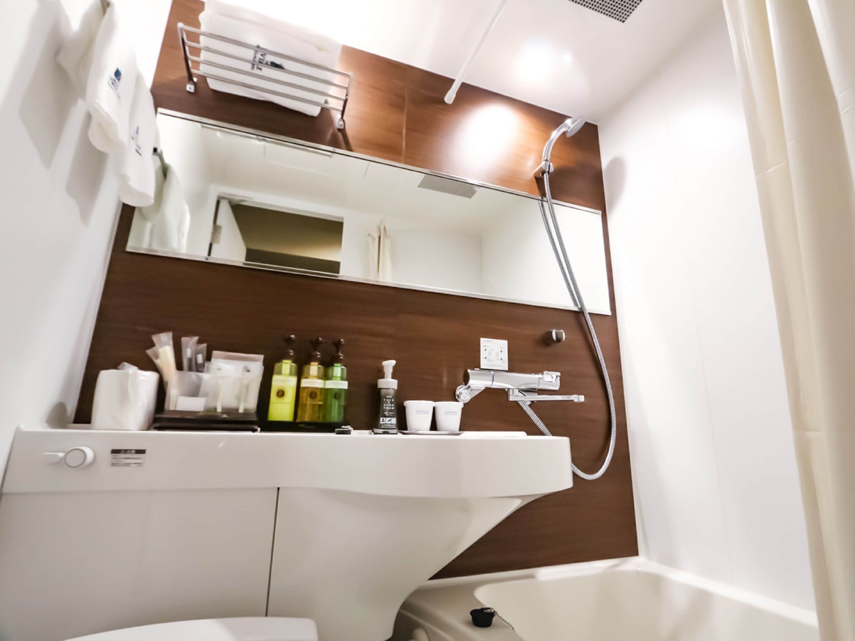 combined shower/bathtub, free toiletries, hair dryer, slippers