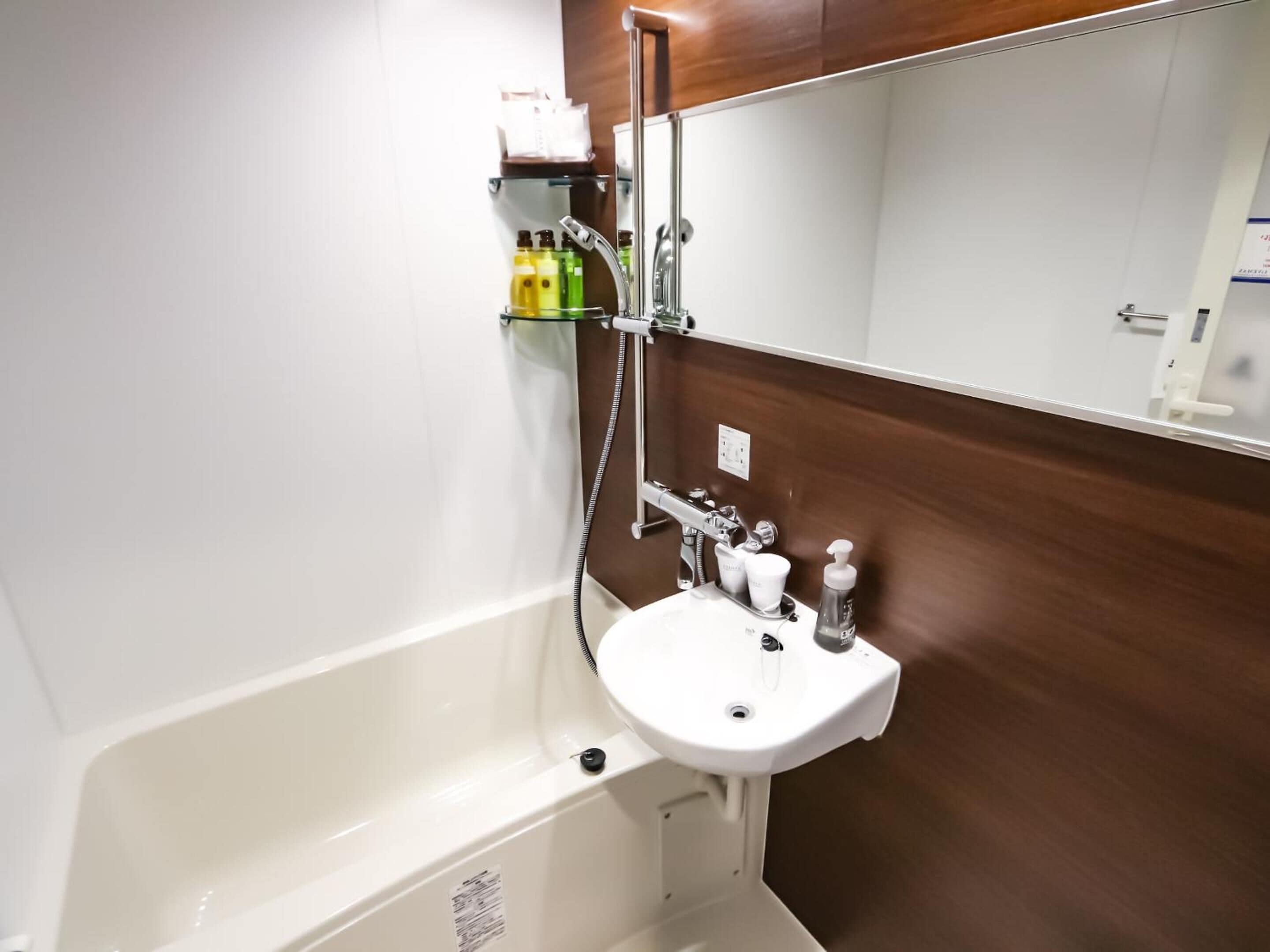 combined shower/bathtub, free toiletries, hair dryer, slippers