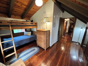 3 habitaciones, tabla de planchar con plancha, cuna de viaje y wifi