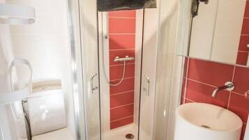 Douche, sĂšche-cheveux, serviettes fournies, savon