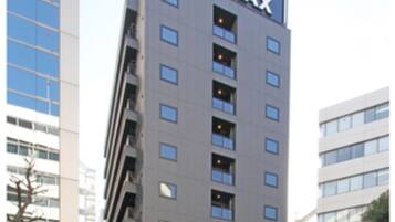 Um edifício de hotel moderno com uma placa indicando 'HOTEL LIVEMAX'.