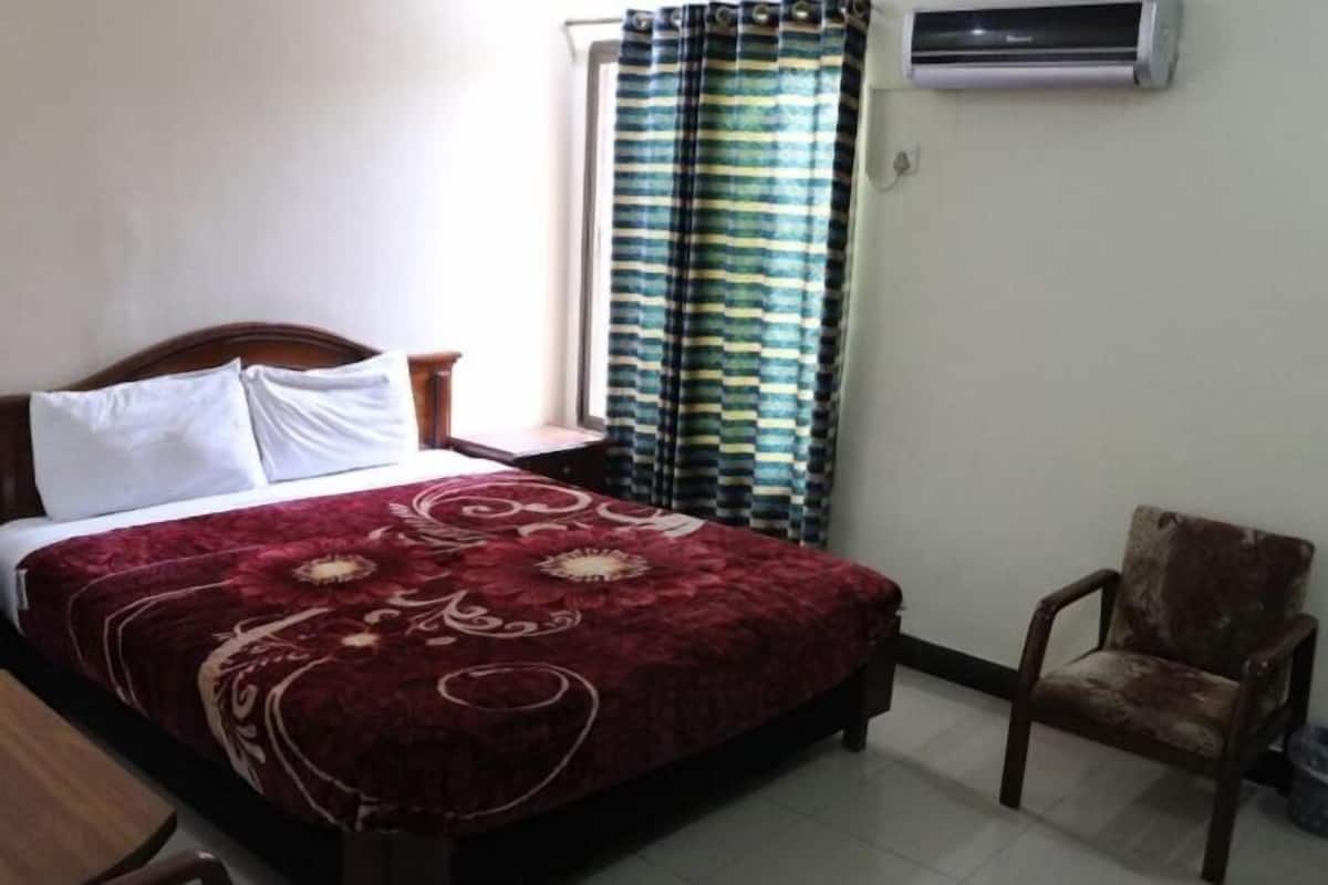 Blackout drapes, free WiFi, bed sheets