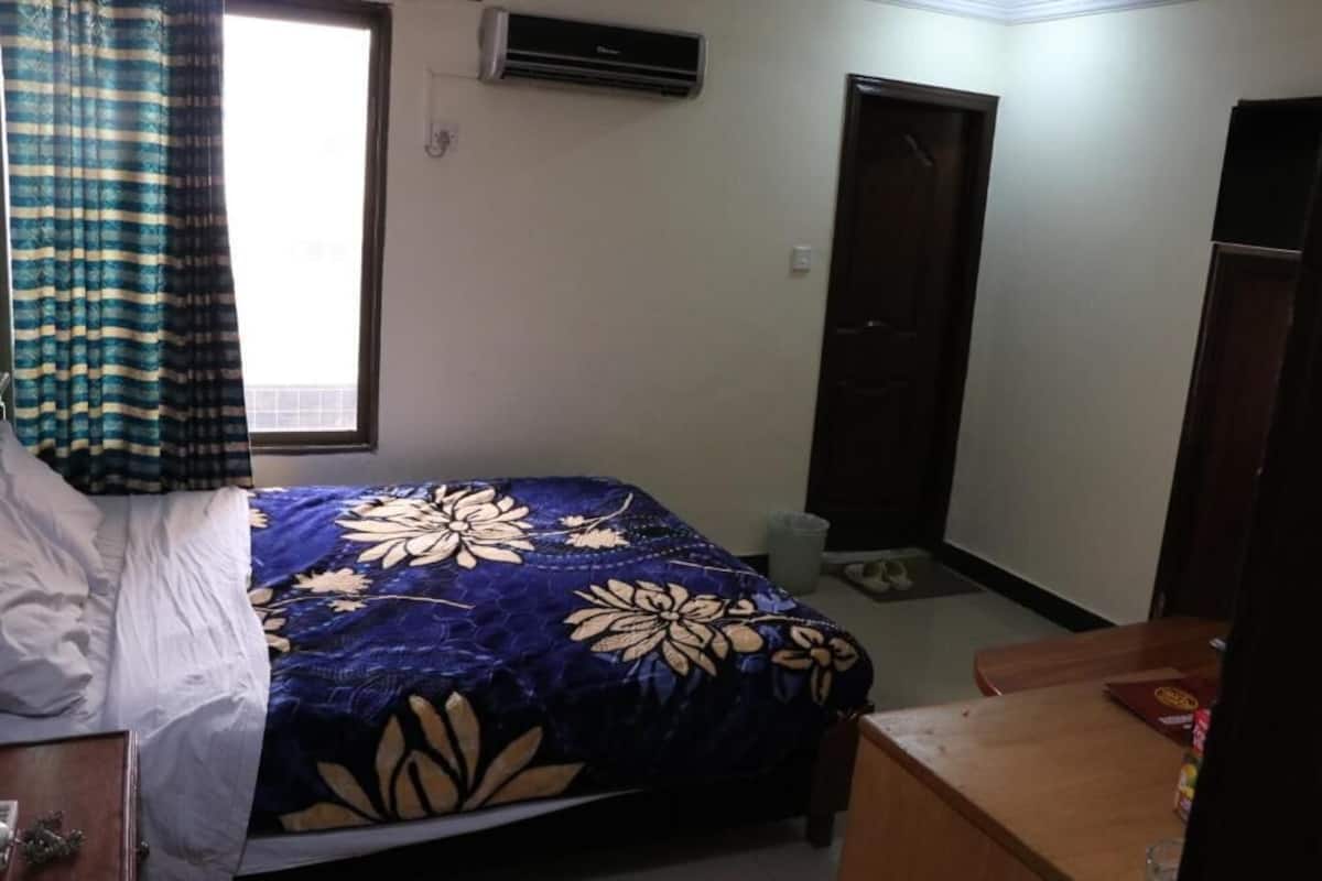 Blackout drapes, free WiFi, bed sheets