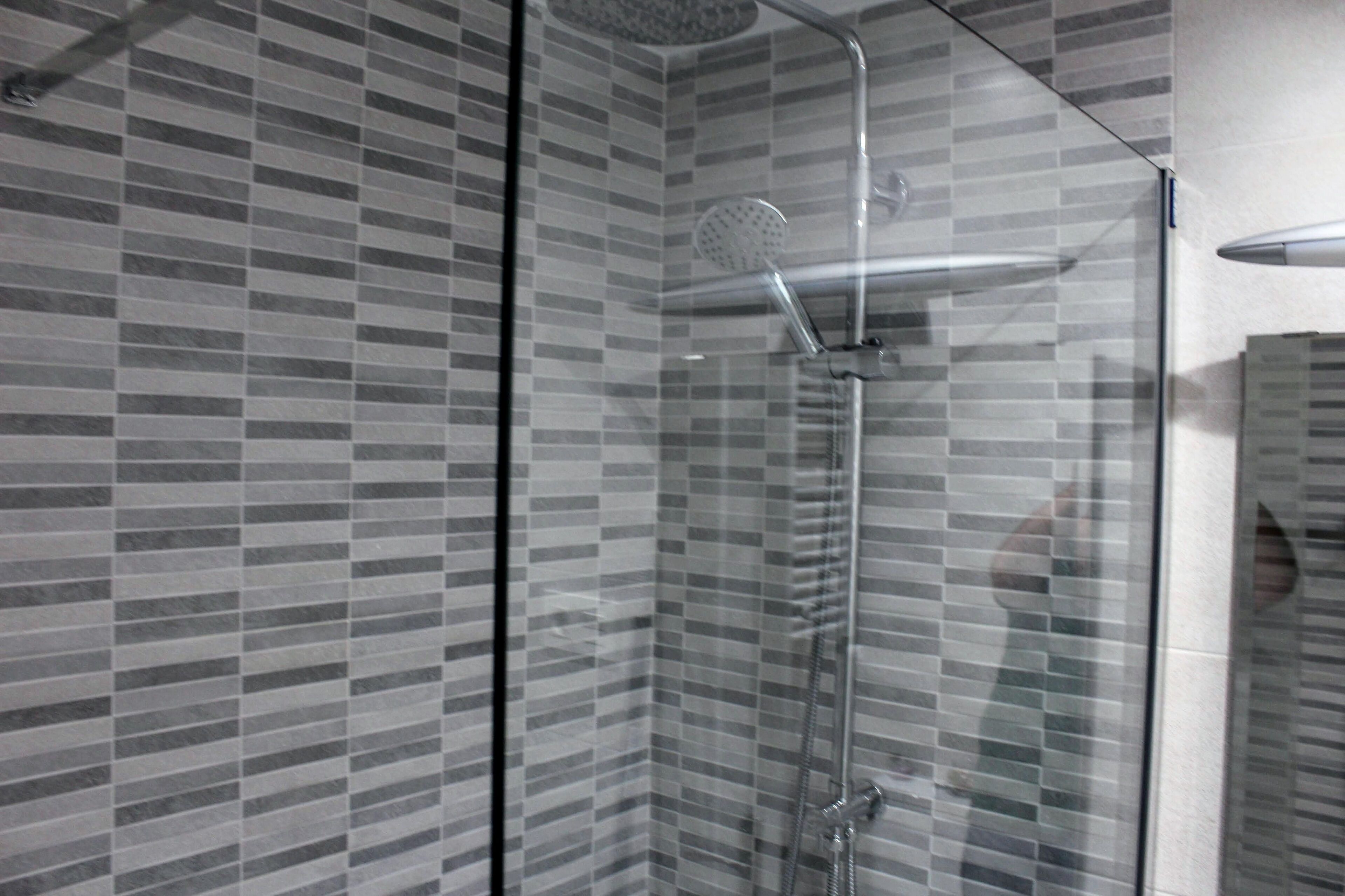 Regadera, secadora de cabello, toallas, jabón 