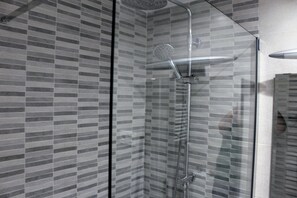 Suihku, hiustenkuivaaja, pyyhkeet, saippua