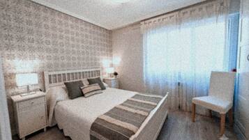 Een slaapkamer met een bed, nachtkastjes, een stoel en een raam met gordijnen.