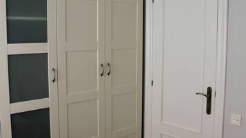 1 habitación, tabla de planchar con plancha, wifi gratis y ropa de cama