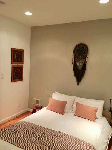 美しいさわやかな路地の家