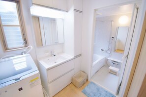 Huis (Private Vacation) | Badkamer | Een aparte badkuip en douche, gratis toiletartikelen, een haardroger