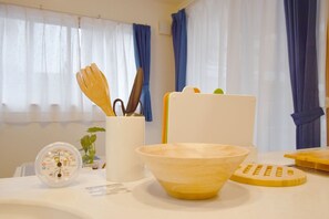 Huis (Private Vacation) | Privékitchenette | Een koelkast, een microgolfoven, een kookplaat