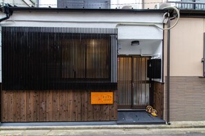 Property entrance - Karan Tojisenbon (Kyoto)