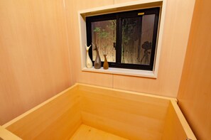 Private Vacation Home | Bathroom | Separate tub and shower, free toiletries, hair dryer, slippers - Karan Tojisenbon (Kyoto)