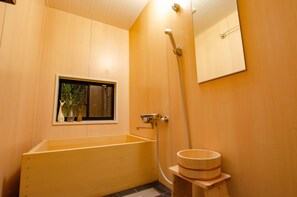 Huis (Private Vacation) | Badkamer | Een aparte badkuip en douche, gratis toiletartikelen, een haardroger