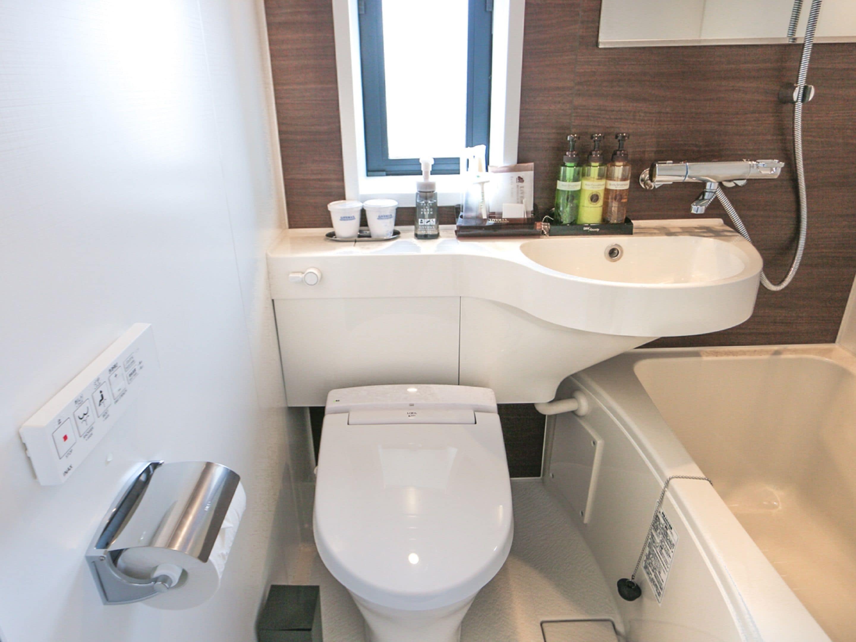 combined shower/bathtub, deep-soaking bathtub, free toiletries