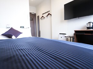 Individually furnished, desk, laptop workspace, iron/ironing board - Hotel Livemax Tokyo Ayase Ekimae (Tokyo)