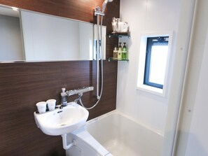 Combined shower/tub, deep soaking tub, free toiletries, hair dryer - Hotel Livemax Tokyo Ayase Ekimae (Tokyo)