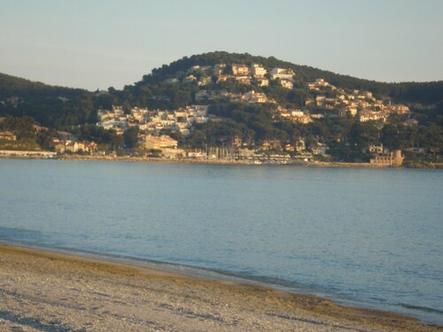 Bel appartement, climatisation  wifi  à St Cyr sur mer à 5 mn à pied de la plage