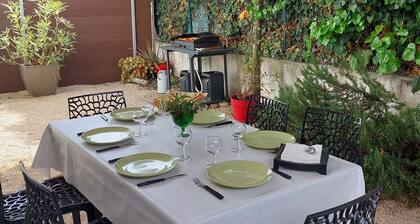 Beautiful apartment with wifi in St Cyr sur mer 5 mn walk from the beach