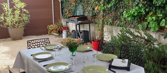 Beautiful apartment with wifi in St Cyr sur mer 5 mn walk from the beach