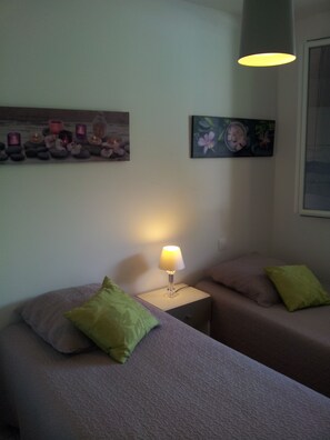 2 bedrooms, iron/ironing board, travel cot, free WiFi
