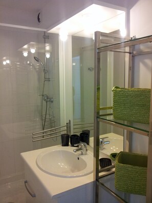 Dusche, Haartrockner, Handtücher