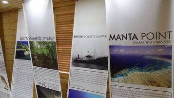 Informational panels about maritime locations, including Koatci Fenheyo Ziyara, British Loyalty Shipwreck, and Manta Point.
