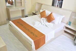 Hypo-allergenic bedding, minibar, in-room safe, individually decorated - Clove Beach (Feydhoo)