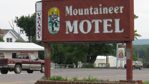 A motel sign with a 'VACANCY' sign on the left. - Mountaineer Motel - Standard room (Mt Storm)