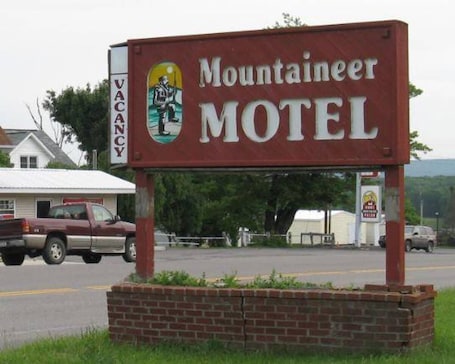 Property grounds. Mountaineer Motel - Standard room