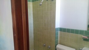 A bathroom with a bathtub, toilet, and sink. - Mountaineer Motel - Standard room (Mt Storm)