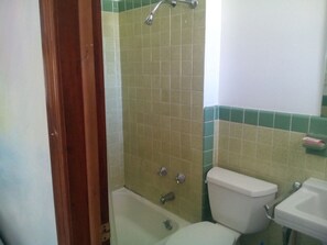 Douche, articles de toilette écologiques, serviettes fournies, savon