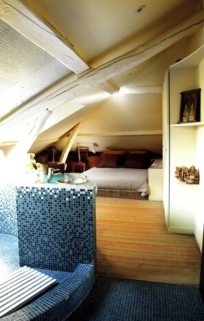 3 bedrooms, iron/ironing board, travel crib, WiFi
