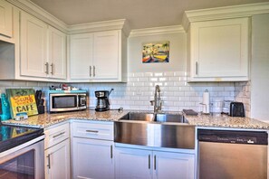 Fridge, microwave, stovetop, dishwasher - Steps to Beach! 'Surf Cottage' in Galveston (Galveston)