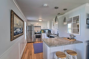 Fridge, microwave, stovetop, dishwasher - Steps to Beach! 'Surf Cottage' in Galveston (Galveston)