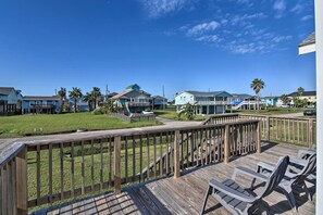 Terrace/patio - Steps to Beach! 'Surf Cottage' in Galveston (Galveston)