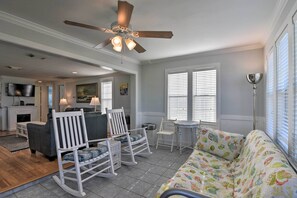 TV, fireplace, DVD player - Steps to Beach! 'Surf Cottage' in Galveston (Galveston)