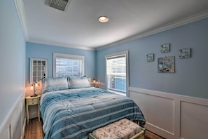 2 bedrooms, iron/ironing board, Internet, bed sheets - Steps to Beach! 'Surf Cottage' in Galveston (Galveston)