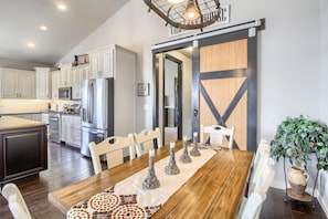 Dining - Perfect Lake and Mountain Views! (Monument)