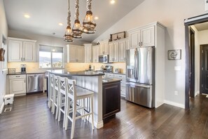 Fridge, microwave, oven, stovetop - Perfect Lake and Mountain Views! (Monument)