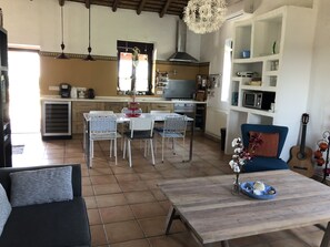 Smart TV, reproductor de DVD, libros y estéreo 