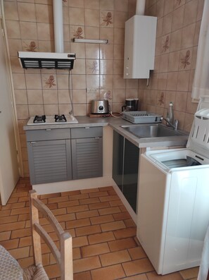 ثلاجة، ميكروويف، فرن، موقد طهي مسطح