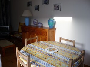Dining - T2 apartment adjoining villa, south of Lacanau. 300 m. beach  (Lacanau)