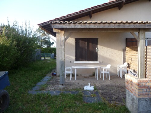 appartement T2 mitoyen dans villa, quartier sud de lacanau. 300 m. plage 