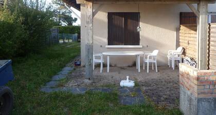 appartement T2 mitoyen dans villa, quartier sud de lacanau. 300 m. plage