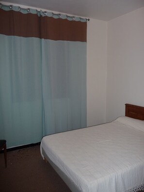 1 chambre, fer et planche à repasser, lit de bébé portatif