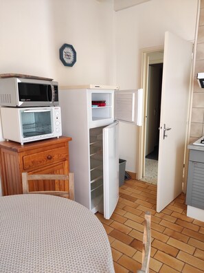 Interior - T2 apartment adjoining villa, south of Lacanau. 300 m. beach  (Lacanau)