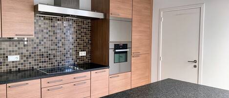 Køleskab, mikrobølgeovn, ovn, kogeplade