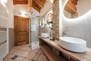 Een douche, een haardroger, een bidet, handdoeken