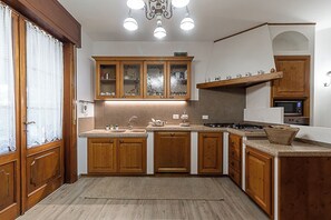 冰箱、微波炉、烤箱、炉灶