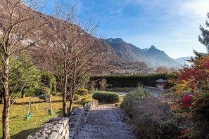 Property grounds - villa with swimmingpool great for holidays! (Longarone)